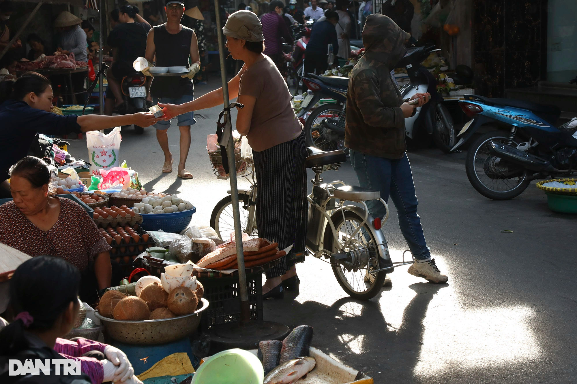Nhịp sống sôi động của Hà Nội dưới nắng vàng cuối thu - 2