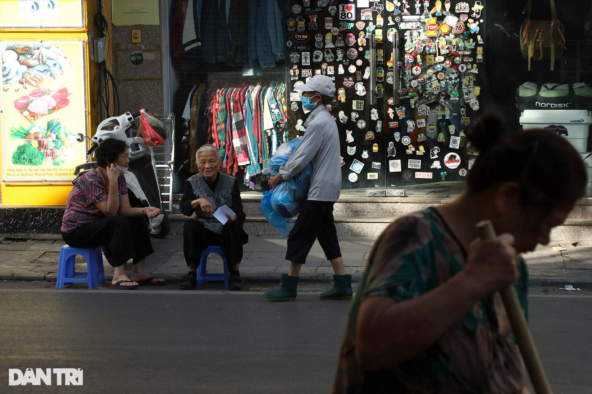 Nhịp sống sôi động của Hà Nội dưới nắng vàng cuối thu - 6