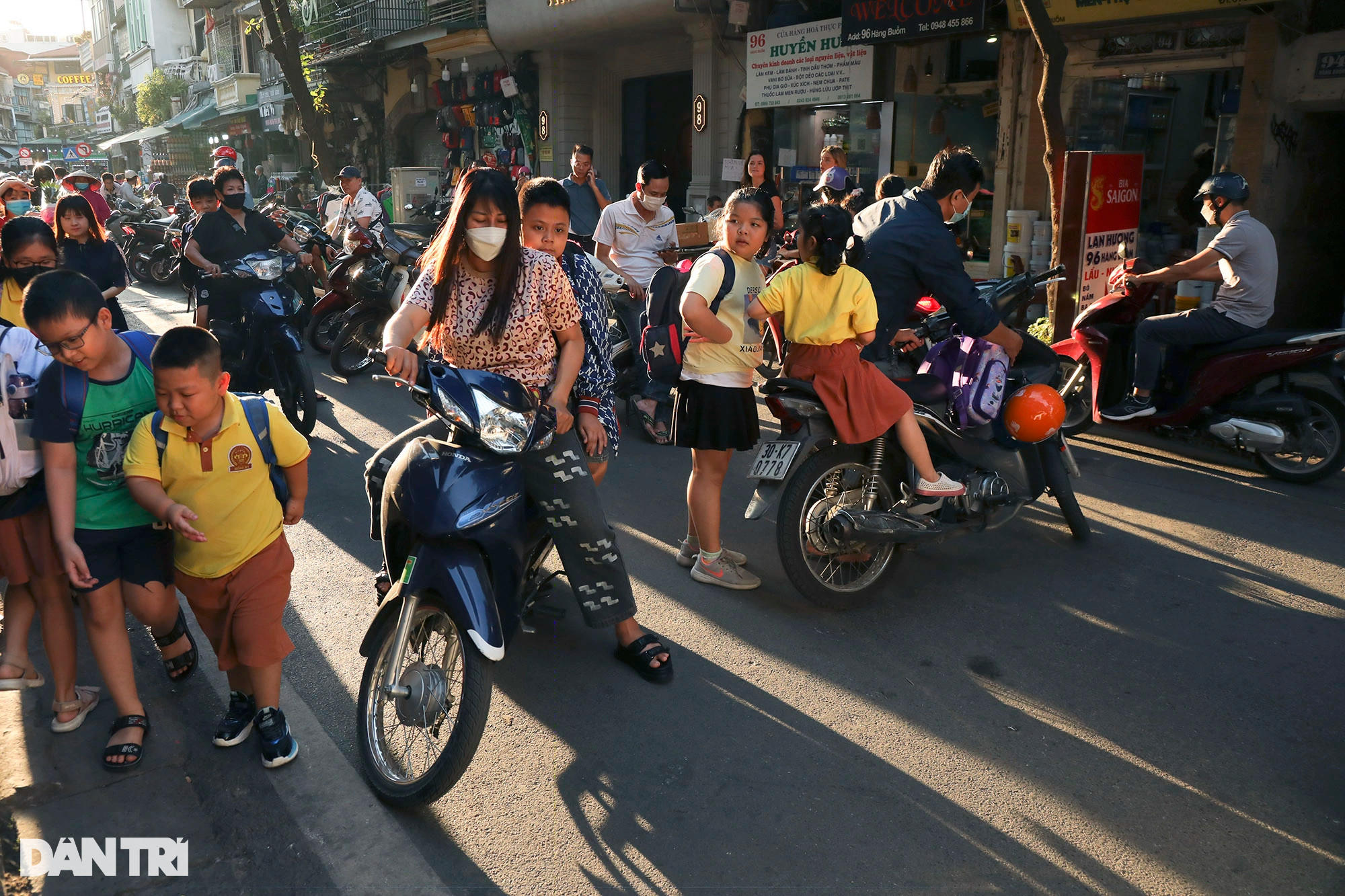 Nhịp sống sôi động của Hà Nội dưới nắng vàng cuối thu - 13