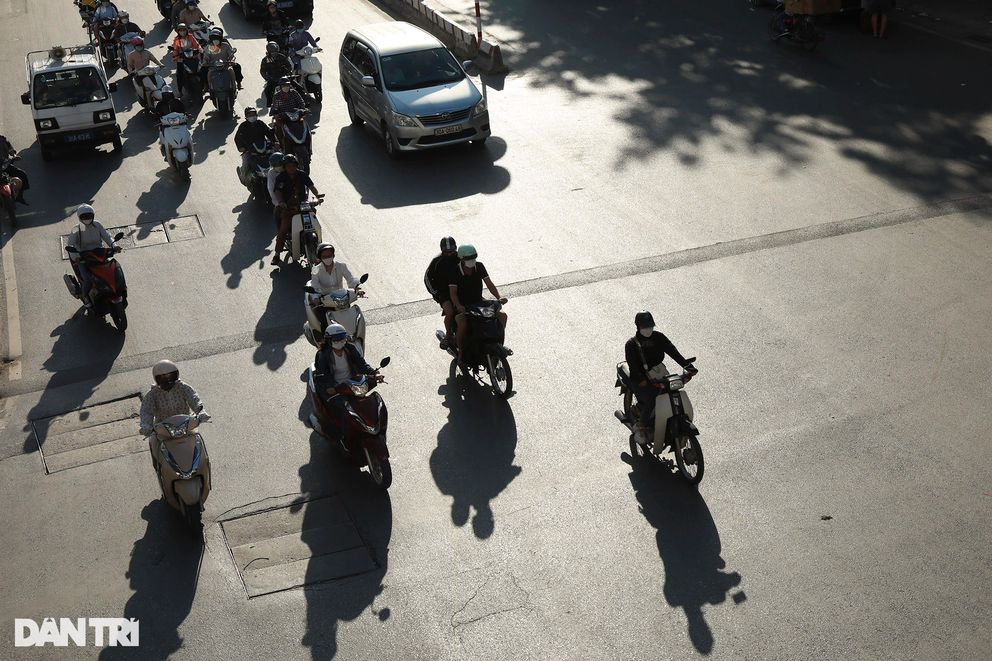 Nhịp sống sôi động của Hà Nội dưới nắng vàng cuối thu - 8