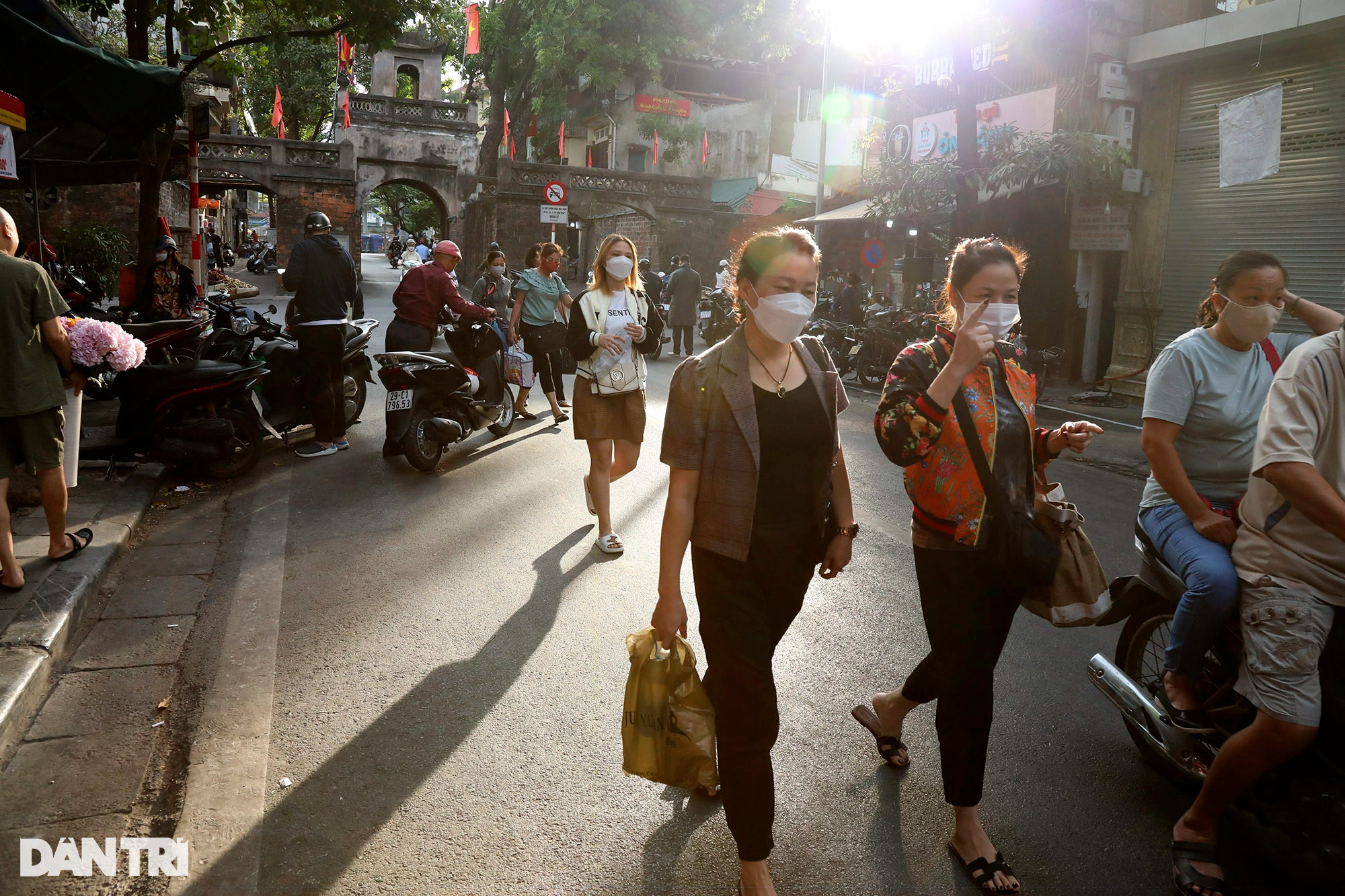 Nhịp sống sôi động của Hà Nội dưới nắng vàng cuối thu - 1