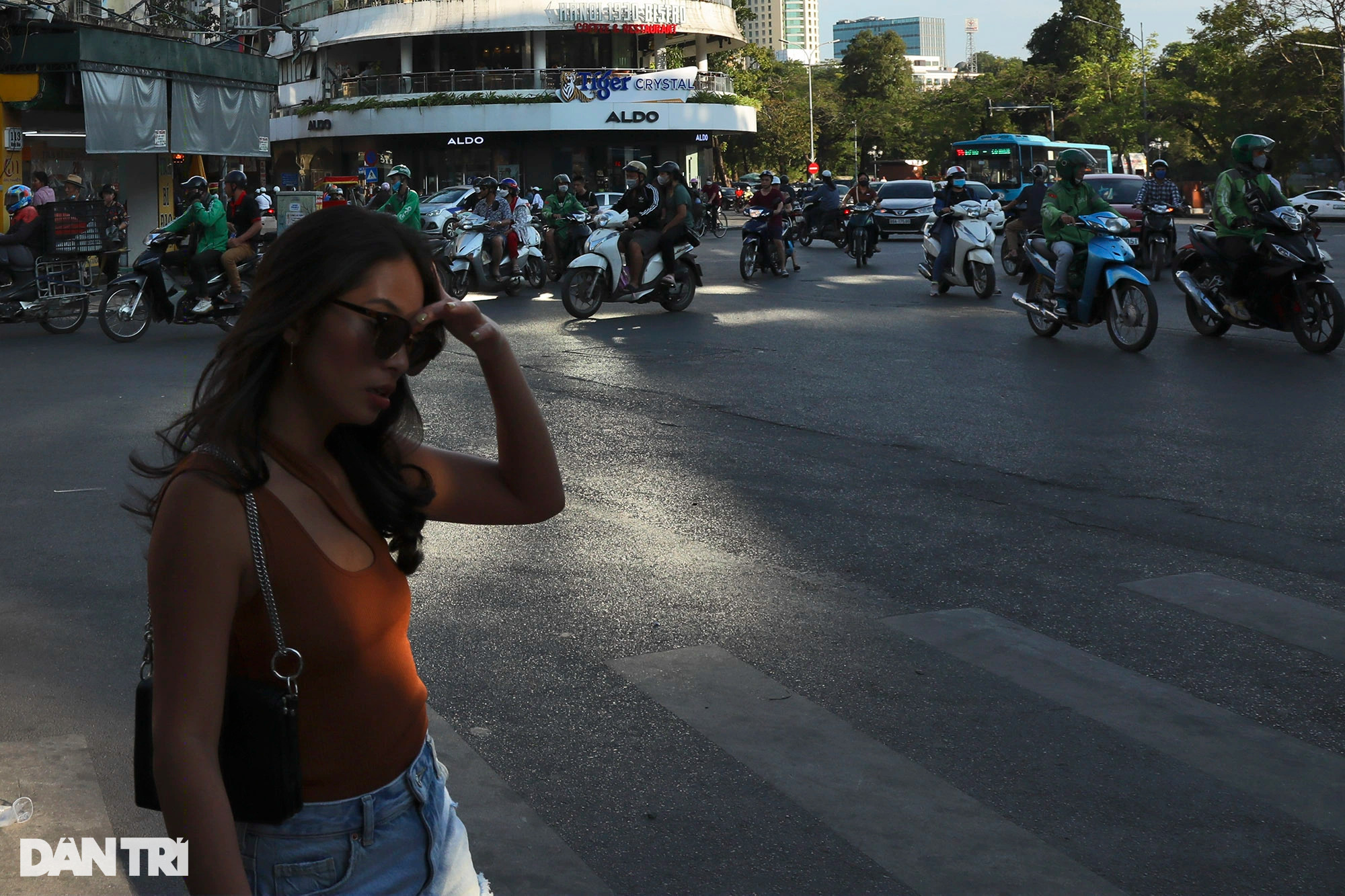 Nhịp sống sôi động của Hà Nội dưới nắng vàng cuối thu - 9