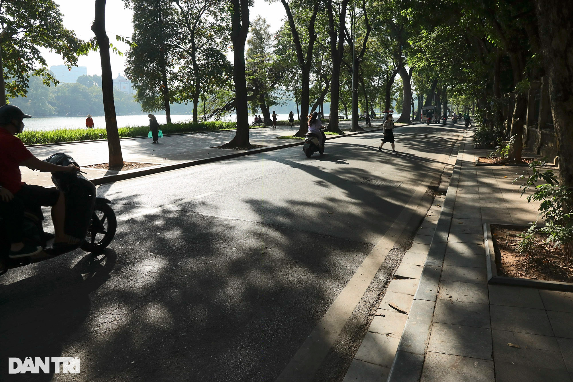 Nhịp sống sôi động của Hà Nội dưới nắng vàng cuối thu - 15