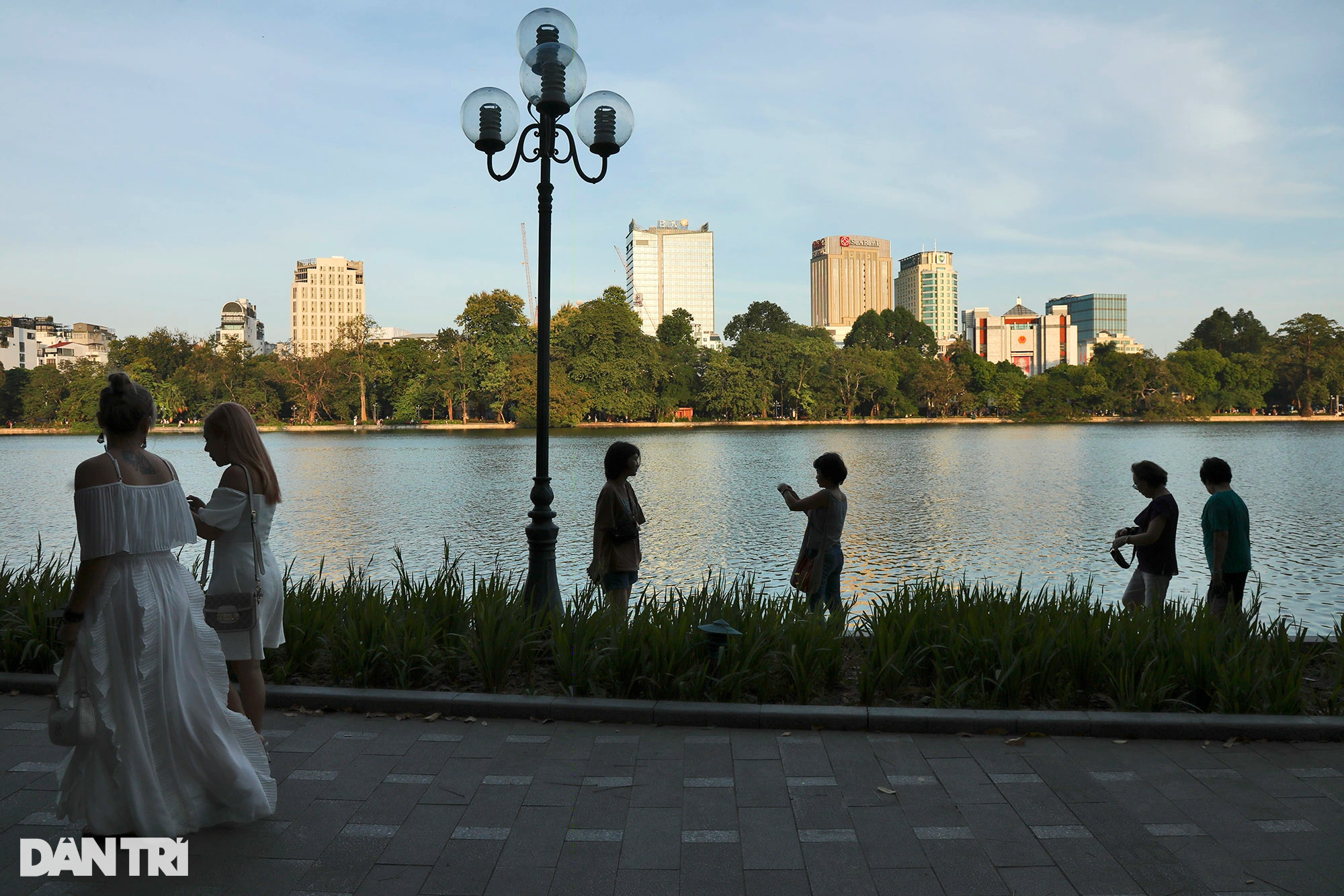 Nhịp sống sôi động của Hà Nội dưới nắng vàng cuối thu - 12