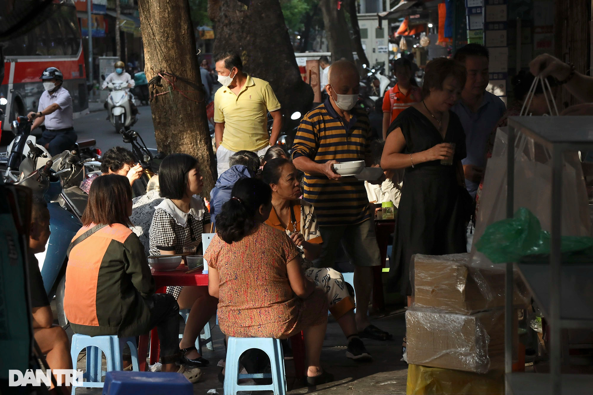 Nhịp sống sôi động của Hà Nội dưới nắng vàng cuối thu - 4