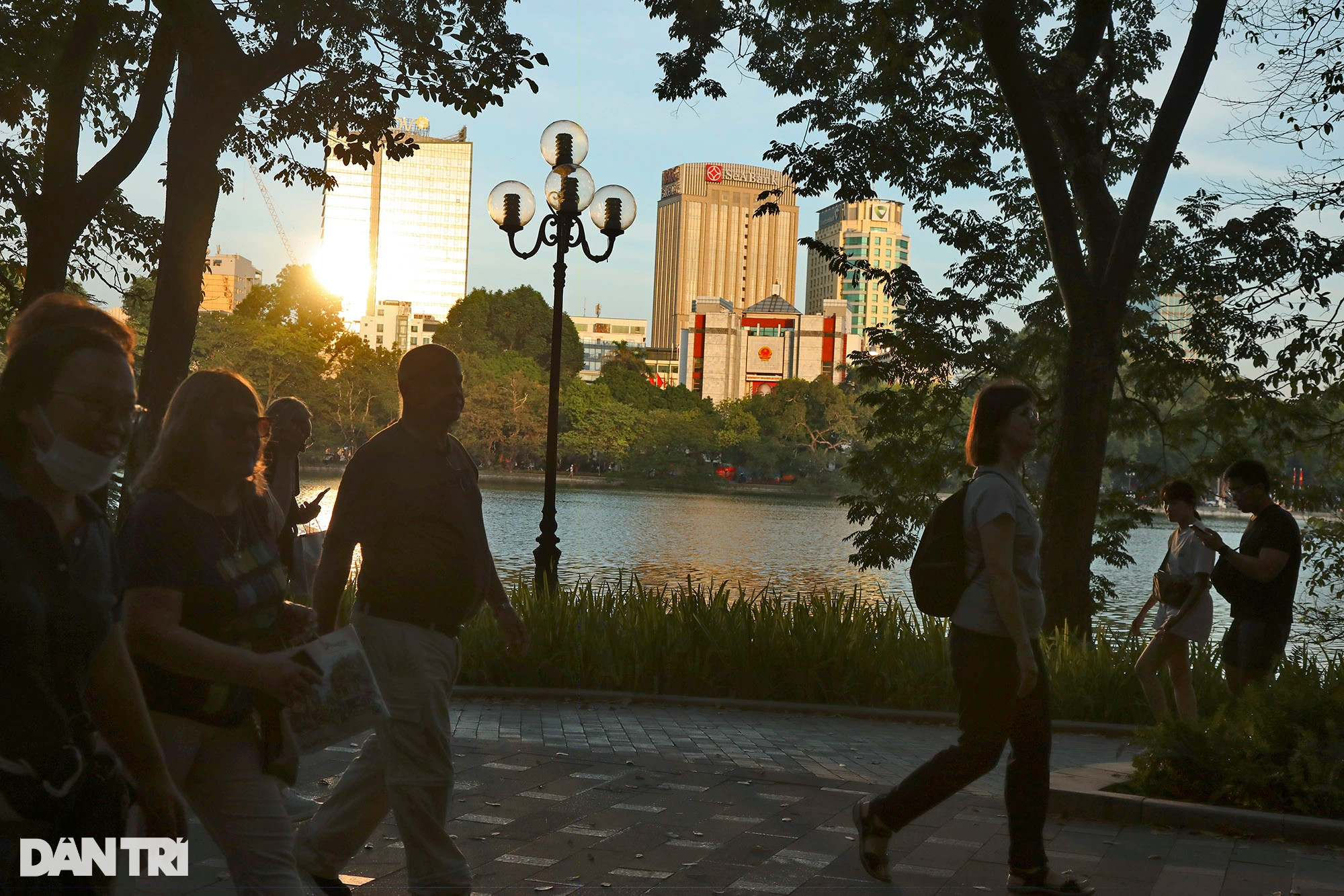 Nhịp sống sôi động của Hà Nội dưới nắng vàng cuối thu - 11