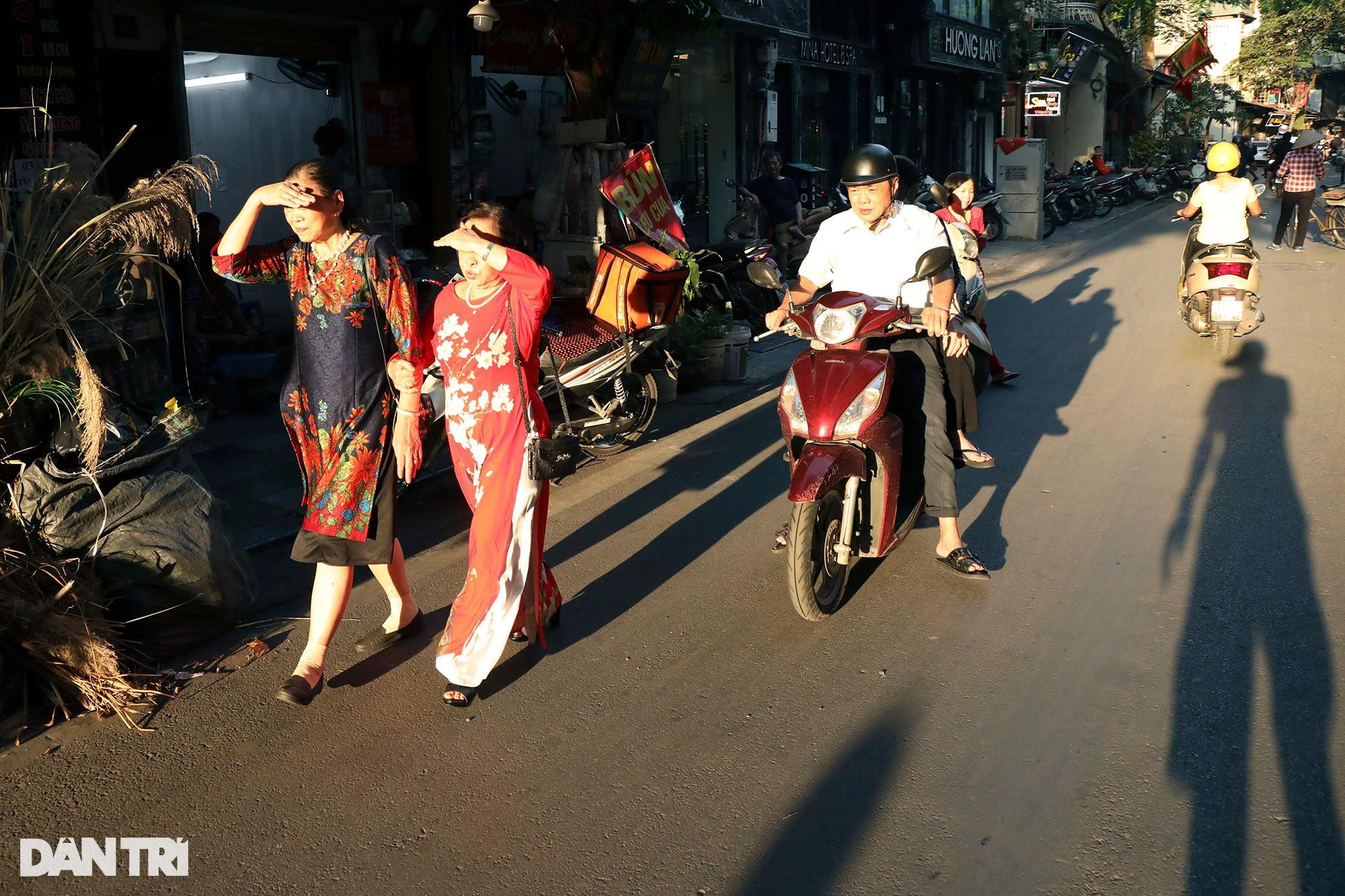 Nhịp sống sôi động của Hà Nội dưới nắng vàng cuối thu - 10