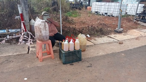 Đắk Nông: Cây xăng 'cháy hàng', xăng dầu đựng trong can, lọ bày bán đầy đường