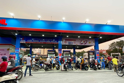 Khách hàng dần quen với việc mua xăng không dùng tiền mặt