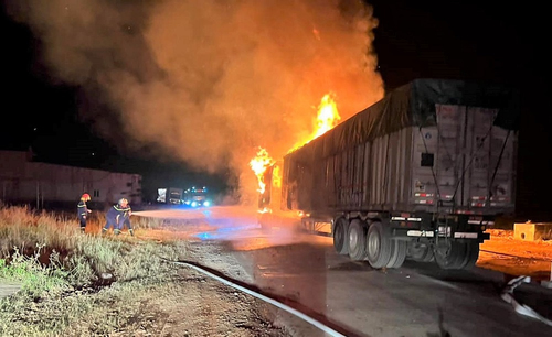 Sau va chạm, xe container bốc cháy dữ dội trên QL 7A, 1 người tử vong