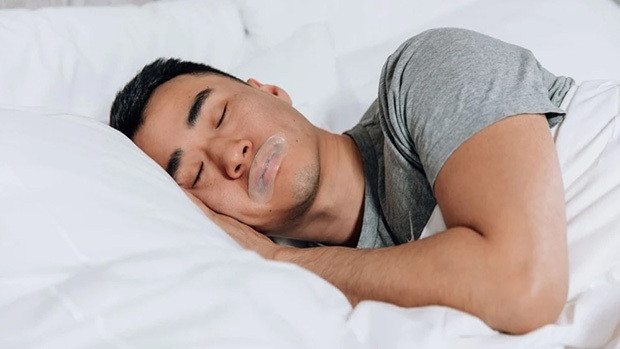 Bịt miệng khi ngủ, lợi hay hại, rủi ro là gì?