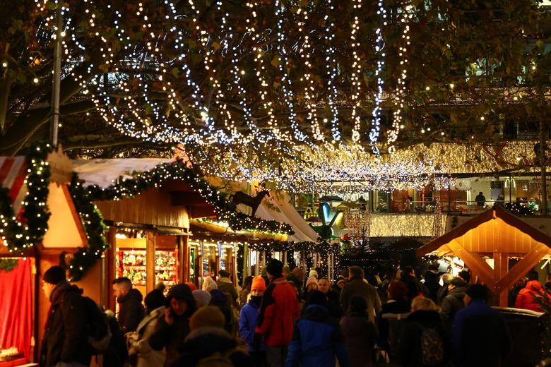 Người dân ghé thăm chợ Giáng sinh Quảng trường Breitscheid ở Berlin, Đức.
