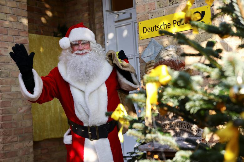 Người đàn ông hóa trang thành ông già Noel, xuất hiện lần đầu tiên trong năm tại bưu điện Giáng sinh ở Himmelpfort, Đức.