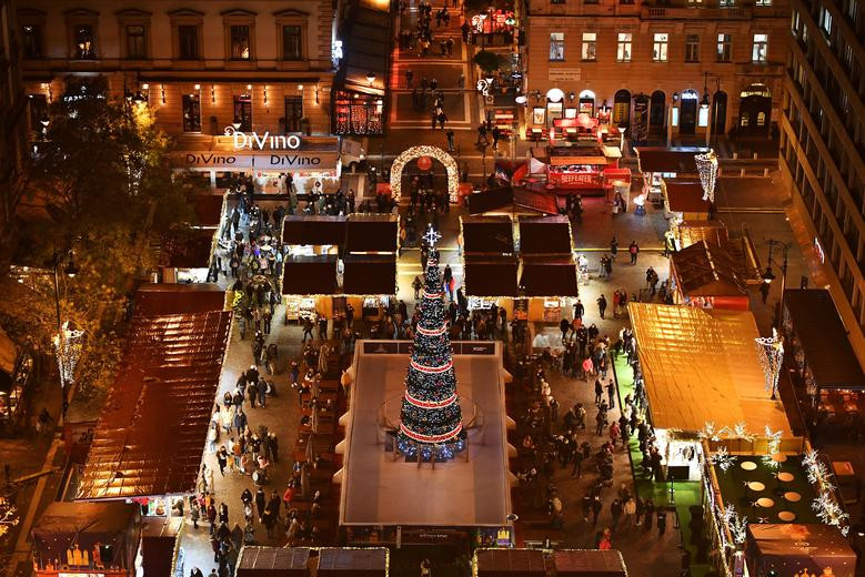 Người dân ghé thăm một khu chợ Giáng sinh ở Budapest, Hungary.