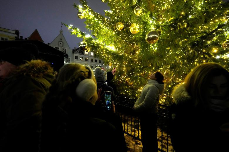 Người dân tập trung bên cây thông Noel tại chợ Giáng sinh ở Tallinn, Estonia.