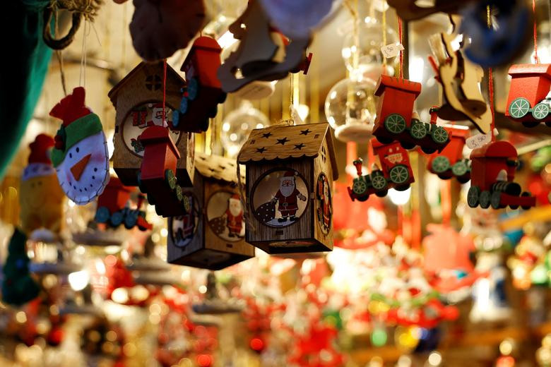 Đồ trang trí Giáng sinh được trưng bày tại “Nuernberger Christkindlesmarkt”, một trong những chợ Giáng sinh lâu đời nhất thế giới ở Nuremberg, Đức.