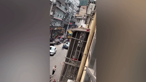 Clip em bé 2 tuổi rơi từ tầng 3 nóng nhất mạng xã hội