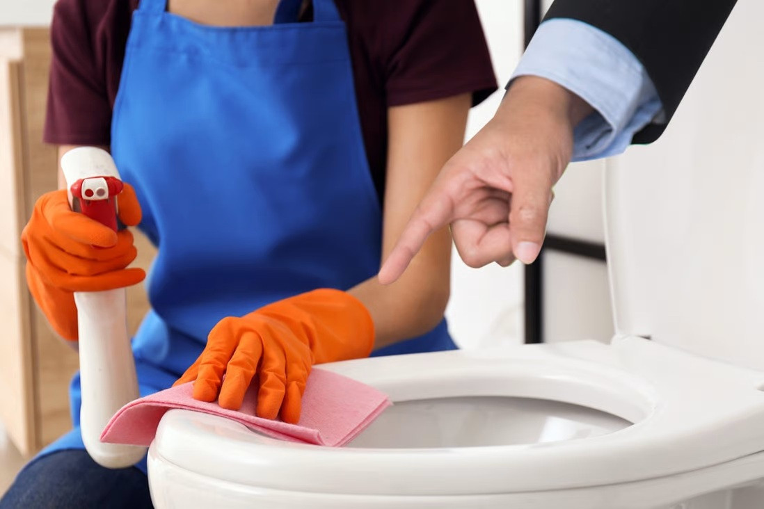 Chuyên viên truyền thông 'ngã ngửa' vì bị yêu cầu dọn nhà vệ sinh ngay ngày đầu làm việc