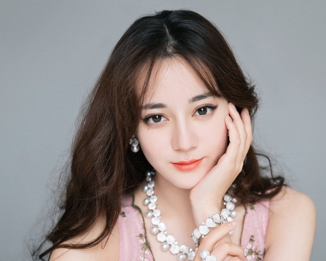 Địch Lệ Nhiệt Ba khoe đôi chân dài trứ danh giữa tin tái hợp 'tình cũ' ở phim mới