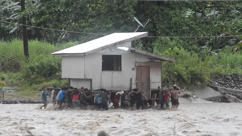 Đội quân hơn 40 người đàn ông lập kỳ tích ‘gánh’ nhà sàn chạy lũ
