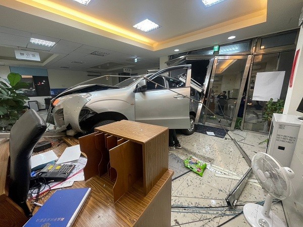 Tài xế say xỉn lái ô tô lao vào đồn cảnh sát, suýt đâm trúng người bên trong