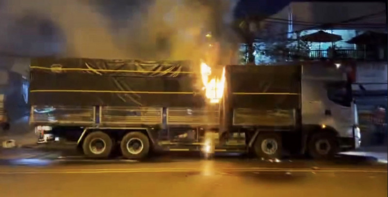 Cảnh sát kịp thời dập tắt xe chở phế liệu bất ngờ hỏa hoạn -0