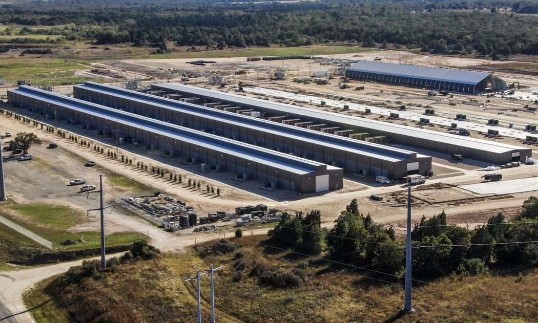 Nhiều công ty khai thác Bitcoin lao đao - 1