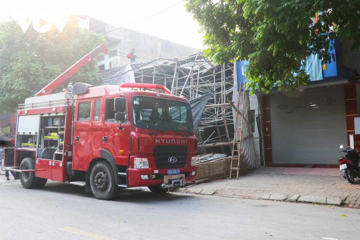 sap gian giao o bac ninh, 1 nguoi tu vong tai cho hinh anh 1