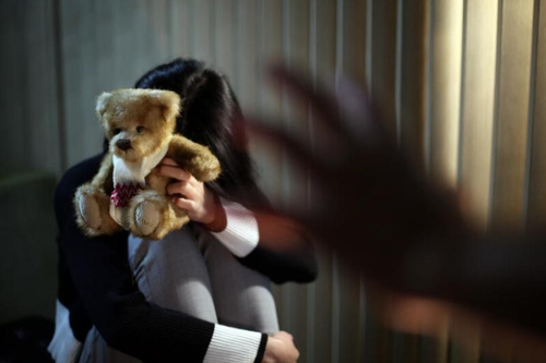 Người cha bất lương ở Singapore lạm dụng tình dục con gái từ lúc 4 tuổi ra hầu tòa