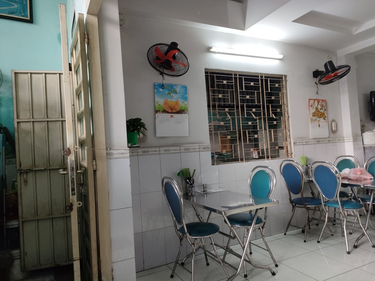 Cho con gái thuê nhà, ba mẹ già mòn mỏi chờ trả tiền