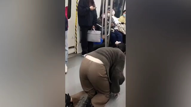Dân mạng lao vào tranh cãi về video nữ sinh bò lồm cồm trên sàn tàu điện ngầm