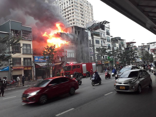 Cháy lớn ở Hà Nội, các chiến sĩ PCCC khẩn trương dập lửa