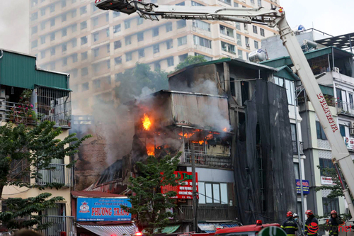 Ảnh hiện trường vụ cháy lớn trên phố Minh Khai