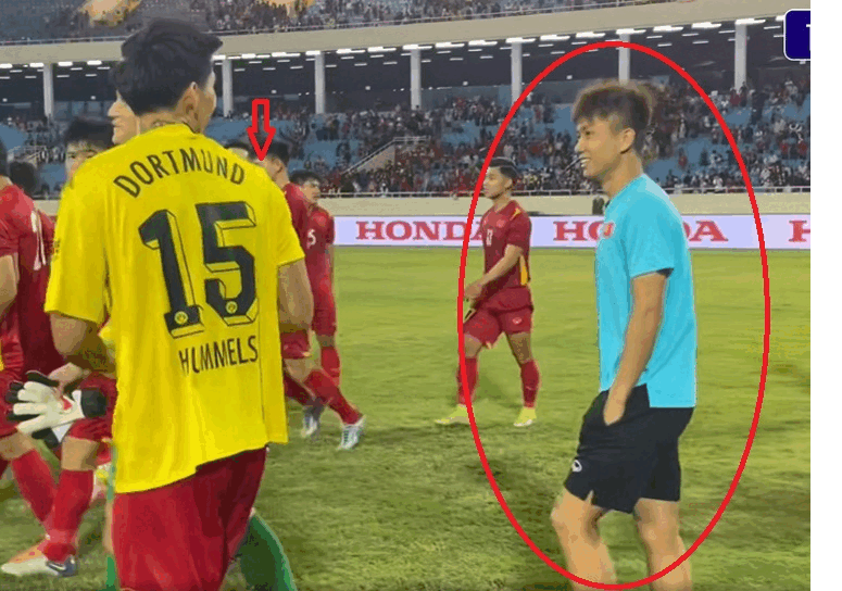 Phan Văn Đức khen Văn Hậu 'quan hệ rộng' vì xin được chữ ký, áo cầu thủ đội Dortmund