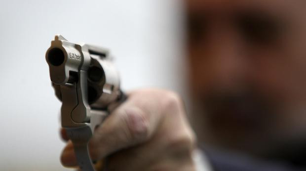 Tức giận trước tiếng ồn ào của học sinh, gã đàn ông xả súng vào trường học