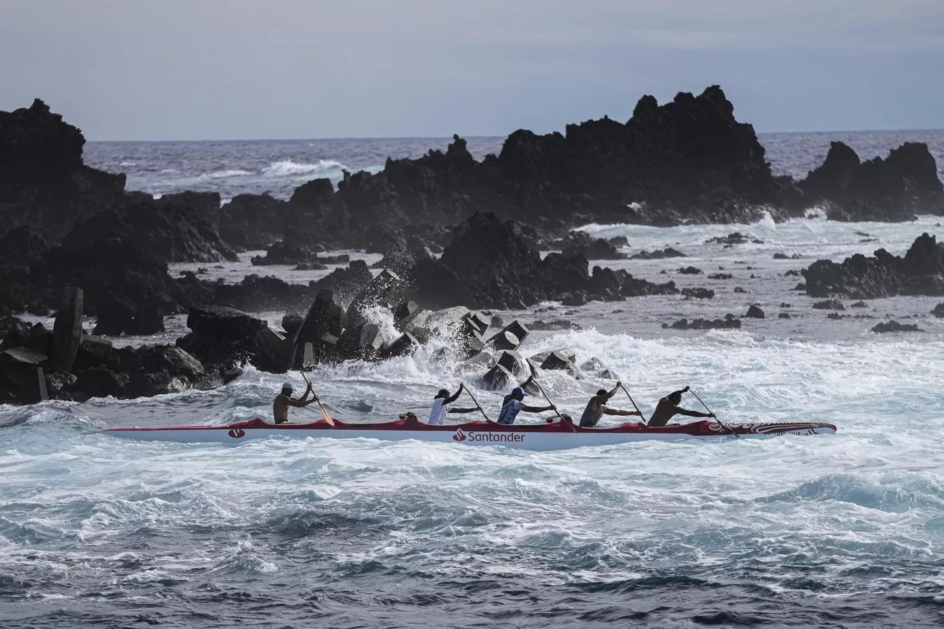 Đội tuyển Chile chuẩn bị cho cuộc thi Hoki Mai challenge, chuyến đi ca nô dài 500 km qua Thái Bình Dương.