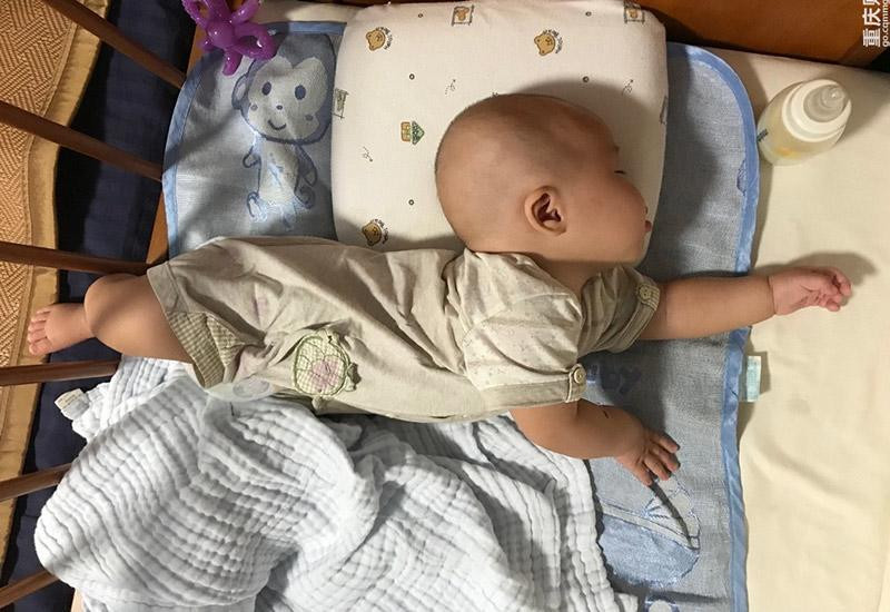 Trẻ nằm ngửa ngủ không sâu nhưng là tư thế ngủ an toàn nhất