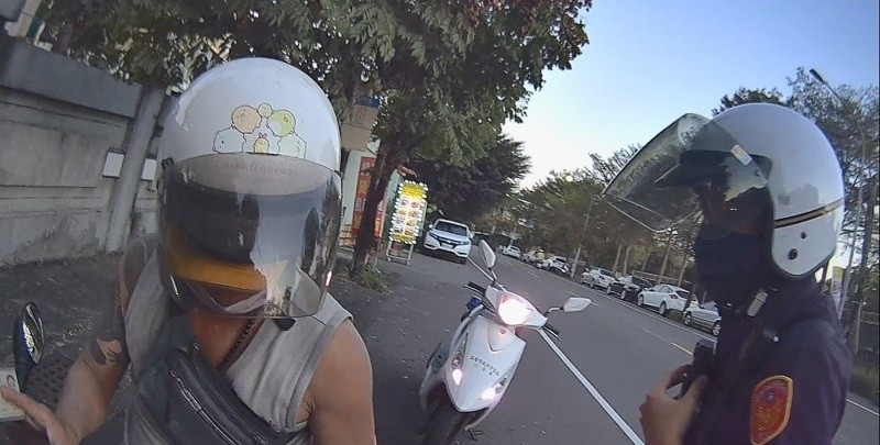 Con trai tìm được người mẹ thất lạc 20 năm sau lần bị công an giao thông phạt