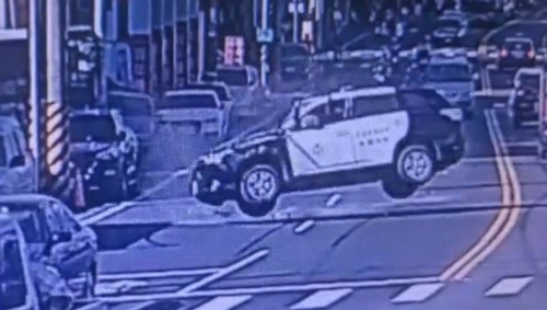 Cận cảnh xe cảnh sát nhào lộn 360 độ sau cú tông vào 2 ô tô đỗ bên đường