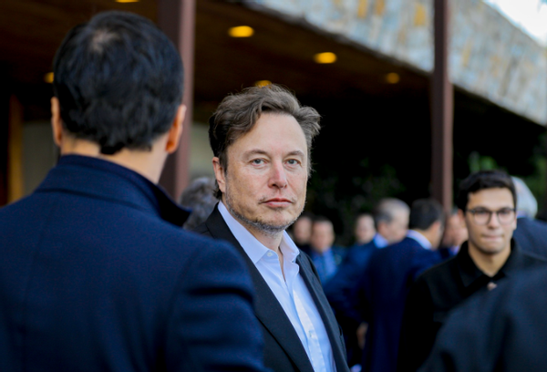 Elon Musk bị đám đông la ó