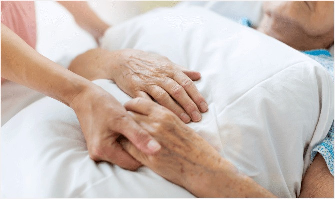 Cụ bà kiện 3 con trai ra tòa vì từ chối chăm sóc mẹ nằm liệt giường