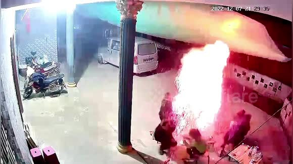 Ngồi xung quanh bếp than sưởi ấm, 7 người trong nhà suýt gặp tai nạn nguy hiểm