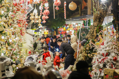 Hà Nội: Nghìn người nườm nượp đổ về phố Hàng Mã mùa Noel