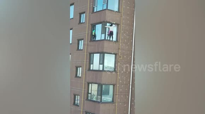 ‘Ớn lạnh’ nhìn 2 nữ giúp việc trèo ra ngoài cửa sổ tầng 10 chung cư lau chùi
