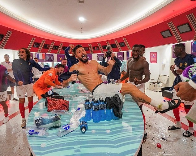 Những hình ảnh 'độc' bên trong phòng thay đồ của đội tuyển Pháp