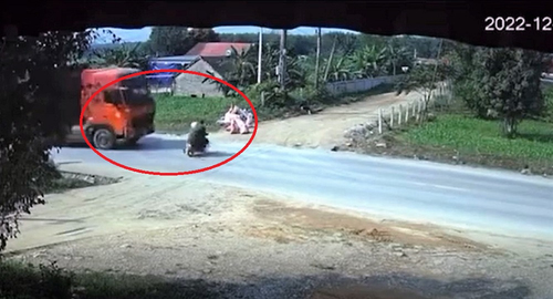 Xe máy bị tông văng xa hàng chục mét, 2 vợ chồng thương vong