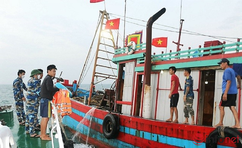 Nghệ An: Tuyên truyền chống khai thác IUU và phát phao cứu sinh cho ngư dân