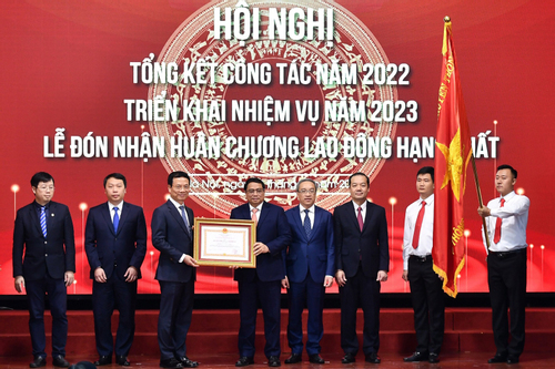 Bộ Thông tin và Truyền thông nhận Huân chương Lao động hạng Nhất