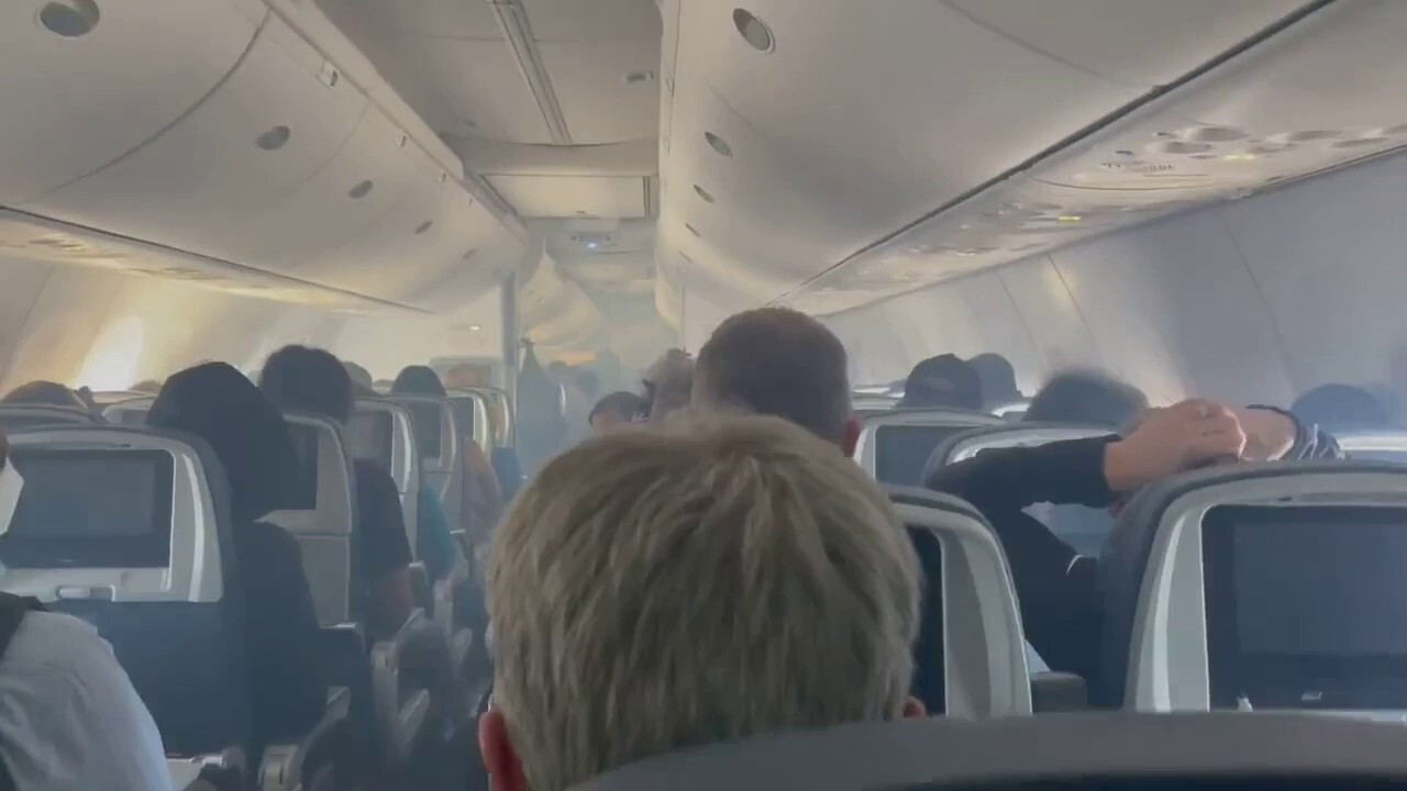 Máy bay đi vào vùng nhiễu động, nhiều hành khách văng khỏi ghế ngồi