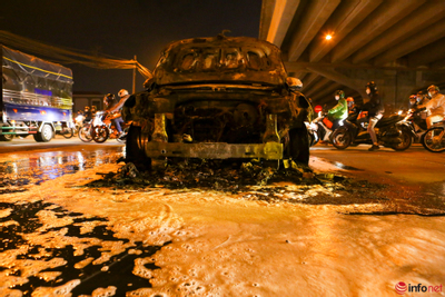 Xe Santafe bốc cháy dữ dội giữa phố Hà Nội, đầu xe bị thiêu rụi hoàn toàn